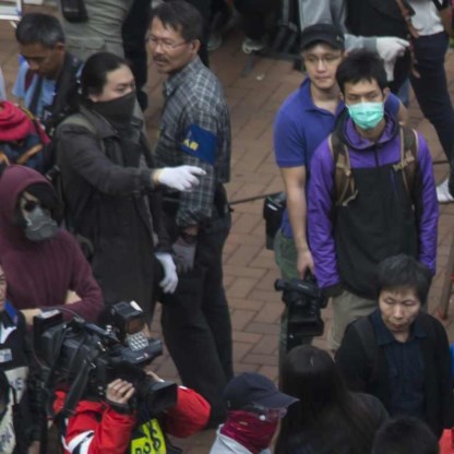 Op enkele schermutselingen na, werden de barricades vreedzaam opgebroken in Hongkong. ‘Maar voor de studenten was dit nog maar de eerste ronde.’ 