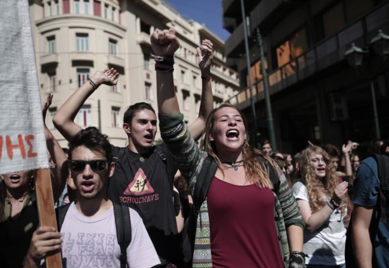 Studenten betogen tegen besparingen. De prijs voor de noodsteun is sociaal gezien zo hoog dat Samaras van de dictaten van de trojka af wil. 