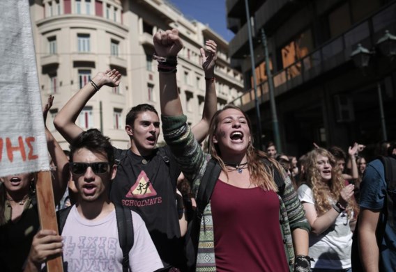 Studenten betogen tegen besparingen. De prijs voor de noodsteun is sociaal gezien zo hoog dat Samaras van de dictaten van de trojka af wil.