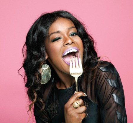 Azealia Banks schopt met de brede glimlach tegen allerlei schenen. En ze kan nog zingen ook.