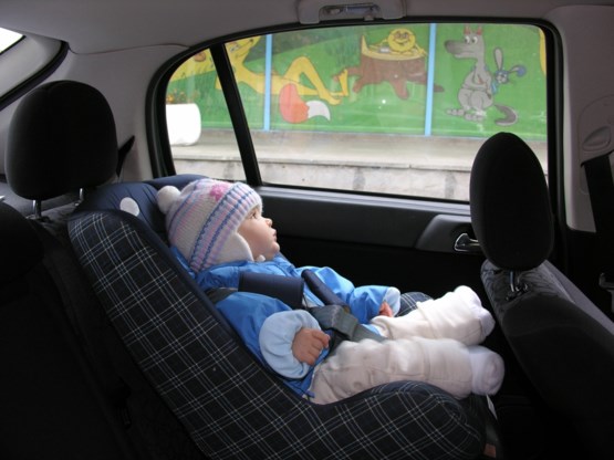 Dikke jas in auto gevaarlijk voor kinderen