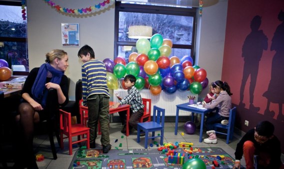 Het systeem van de gezonde kindermaaltijden voor 1 euro in de Antwerpse sociale restaurants is een succes. Het project werd in februari opgestart. De doelstelling was om jaarlijks 3.000 kindermaaltijden te verstrekken. ‘Ondertussen serveerden we al 3.300 kindermaaltijden’, zegt schepen van Sociale Zaken Fons Duchateau (N-VA). ‘Het is dus een mooi resultaat en het neemt iedere maand toe.’ De kindermaaltijden voor 1 euro was een project van schepen Liesbeth Homans (N-VA), de voorganger van Duchateau. Sociale restaurants werden ook uitgerust met een kinderhoek vol speelgoed, zoals De Zeven Schaken in Antwerpen-Noord, hier op de foto.