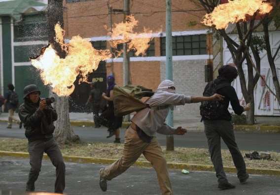 De woede over de vermoorde studenten blijft in Mexico-Stad leiden tot hevig straatprotest. 