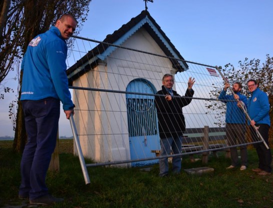 Tuur Vanden Abeele, Jean-Claude Castelein, Sandro Delaere en Björn Vandecasteele beveiligen de Tontekapel in Kooigem.
