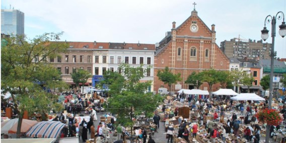 Brusselaars en toeristen weten dat ze op het Vossenplein koopjes kunnen doen.