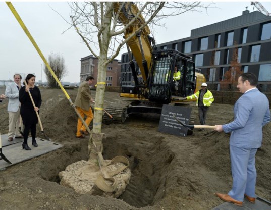 Burgemeester Bart De Wever (N-VA) was aanwezig bij het planten van de eerste boom in Nieuw Zuid.