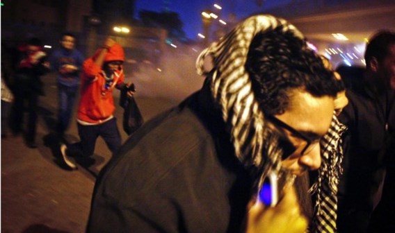 Betogers vluchten na het vonnis voor politietraangas op het Tahrir-plein, de wieg van de Egyptische revolutie. 