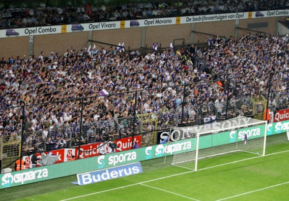 Kippenvel: Fans Anderlecht én Club zingen voor Luc de Vos