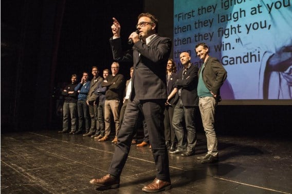 Tom Lenaerts voerde gisteravond de groep van elf klimaatstrijders aan in de Gentse Vooruit. ‘We roepen de bevolking op mede-eiser te worden in de rechtszaak tegen de staat.’