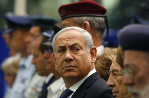 Bibi Netanyahu heeft alles scherp in de gaten op de jaarlijkse herdenkingsdag voor gesneuvelde soldaten in Jeruzalem.