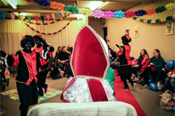 Sinterklaas liet zijn Zwarte Pieten vrolijk dansen en zingen.