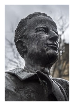 Het borstbeeld van Boudewijn, voor de kathedraal.