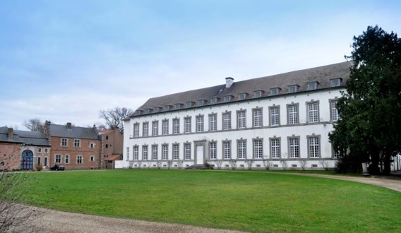 Een architect krijgt zes maanden om uit te zoeken of de gebouwen geschikt zijn om er mensen op te vangen.