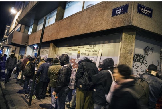 Met het doorsturen van de daklozen naar steden waar er wel winteropvang is (foto: opvang in Brussel), is het probleem niet opgelost. ‘Als hulpverlener kun je op die manier geen duurzame oplossing uitwerken’, klinkt het.