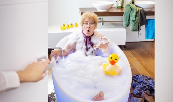 <b>Met de deur in huis.</b> Gebaseerd op het Britse ‘Through the keyhole’. In de Vlaamse versie gaat Chris Van den Durpel, vermomd als een van zijn typetjes Kamiel Spiessens of Firmin Crets, in huizen van bekende Vlamingen rondneuzen.