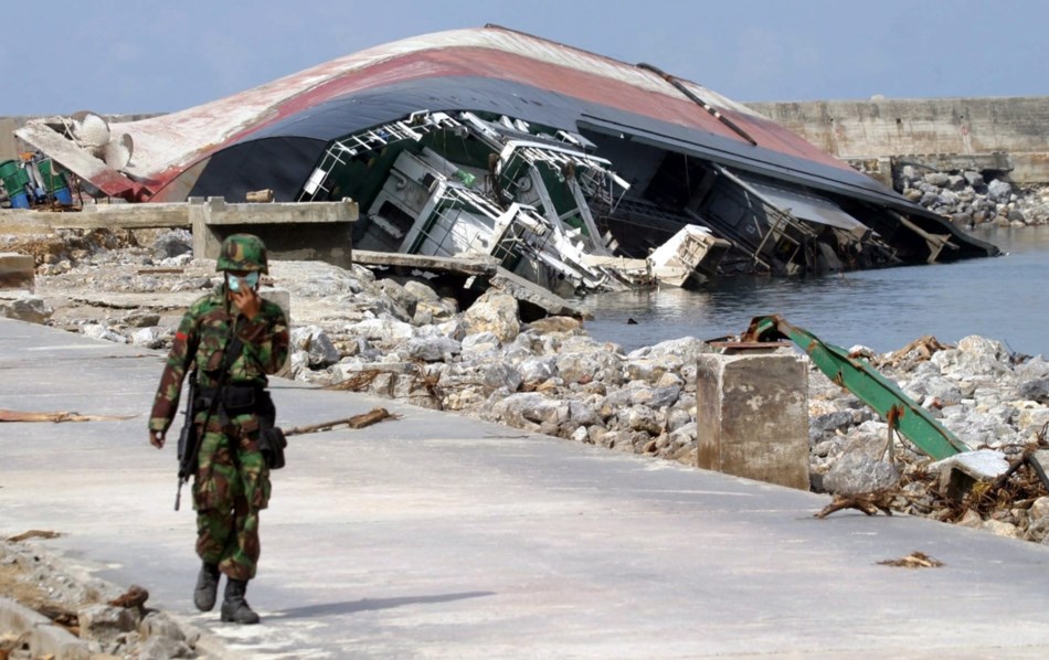 10 jaar na de tsunami: De ravage in 20 pakkende beelden ...
