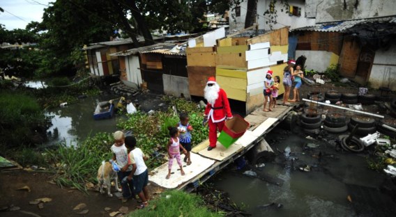 De Kerstman bezoekt een ‘favella’ in Rio. Veel Brazilianen vinden de overheid minder vrijgevig voor sociale voorzieningen.