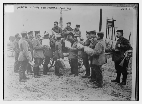 Duitse soldaten ontvangen hun kerstgeschenk.