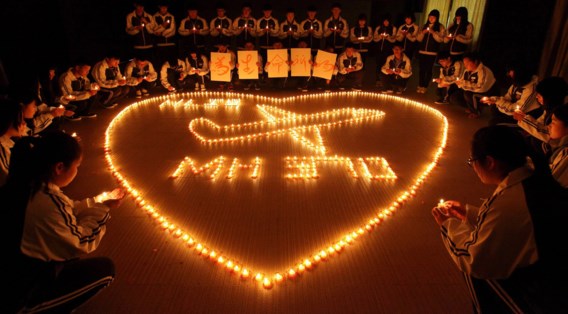 Een rouwceremonie voor de Chinese slachtoffers van vlucht MH370 op een schoolplein in Zhuji.
