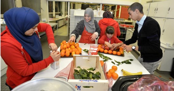 Kinderen van jeugdcentrum de Schietgang bereiden een maaltijd voor de daklozen.