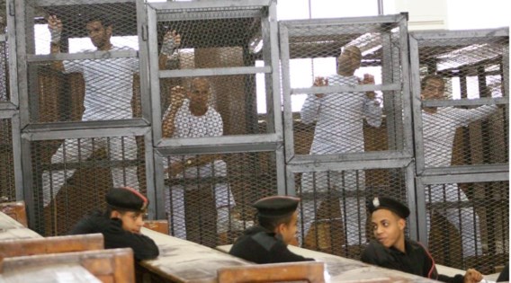 Drie journalisten van Al-Jazeera werden voor ‘terrorisme’ veroordeeld. De zender is opgejaagd wild in Egypte, omdat hij de verboden Moslimbroederschap een stem zou geven.