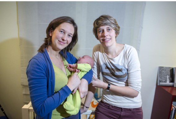 Biologische moeder Femke Naegels (links) met Jeroom en rechts meemoeder Vera Clijsters.