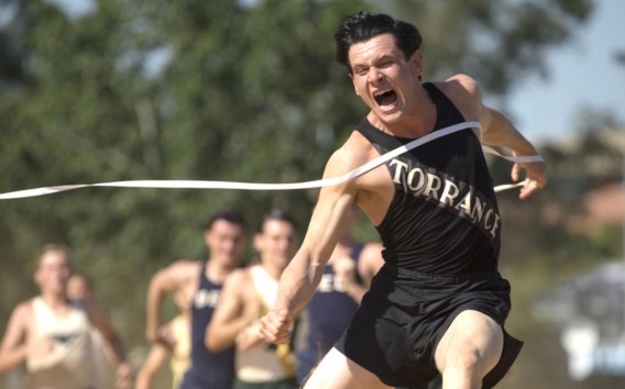 Jack O’Connell speelt Louis Zamperini, een Amerikaanse kwajongen die sterk presteerde op de Olympische Spelen in Hitlers Berlijn.