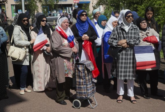 Moslima’s met de Franse vlag. In ‘Soumission’ hervindt Frankrijk zijn identiteit dankzij de moslimbroederschap. 