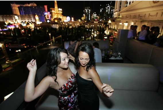 Lange nachten in Las Vegas: toeristen dansen op het openluchtterras van een nachtclub in Caesars Palace.