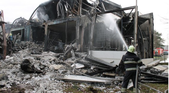 De brandweer moest vrijdag nog de hele dag nablussen aan het verwoeste gedeelte van het bedrijf Chemoplast.