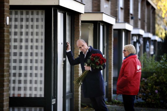 Er wacht PvdA-leider Diederik Samsom (foto: op campagne in Heerenveen) een lastig partijcongres.