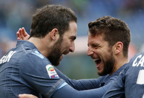 SERIE A. Napoli wint dankzij Mertens, Lestienne blinkt uit