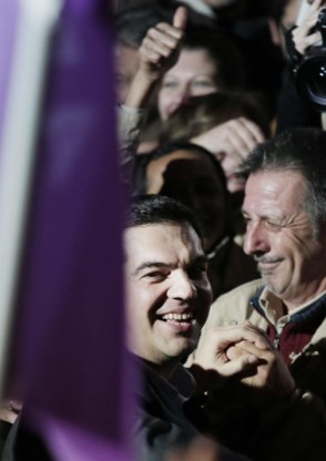 Alexis Tsipras duikt in de feest vierende menigte.