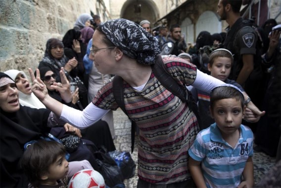 Israëlische en Palestijnse vrouwen gesticuleren naar elkaar tijdens een protestactie in Jeruzalem, oktober 2014. 