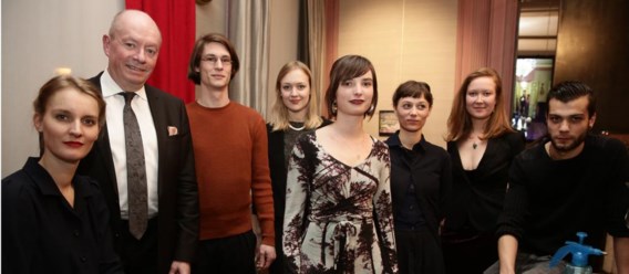 Rond gouverneur Jan Briers, vlnr.: Melissa Mabesoone, Sven Dehens, Eva Vermeiren, Nina De Vroome, Oshin Albrecht, Melissa Annie B en Benjamin Verhoeven.
