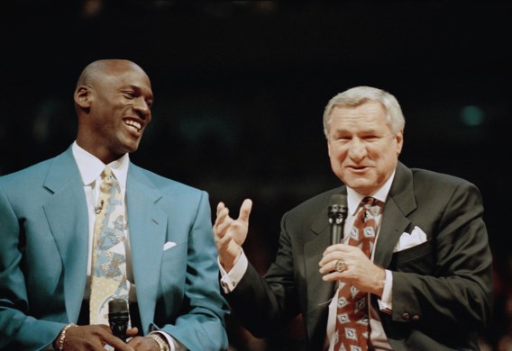 Basketlegende Michael Jordan rouwt om ‘tweede vader’ Dean Smith