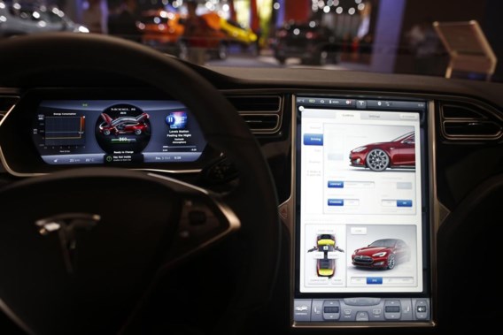 De suggestieve boodschap van autoconstructeur Tesla: wil je jouw rijgedraggegevens niet met ons delen, dan kan die peperdure Tesla simpelweg stuk gaan. 