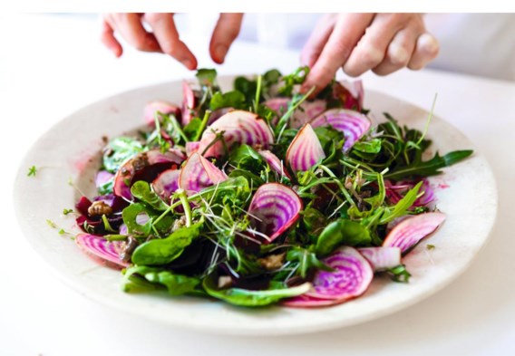 RECEPT. Slaatje met rode biet en kappertjes-walnootvinaigrette