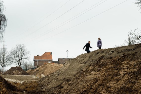 Op de achtergrond het huis van Bregt Van Goethem. ‘Ik ben al de vierde generatie die hier woont. Dan ga je hier niet zomaar weg.’