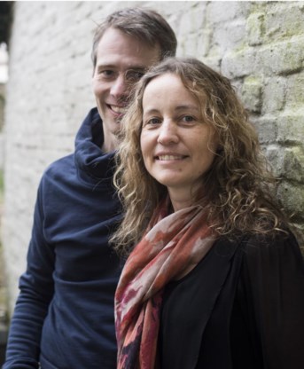 Veerle en Didier, met in de achtergrond hun zoon Mattis. ‘Soms vraagt hij mij: mama, wat heb ik van jou?’