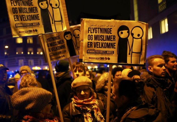 Tijdens een herdenking voor de terreurslachtoffers laten Denen weten dat ‘vluchtelingen en moslims welkom zijn’.