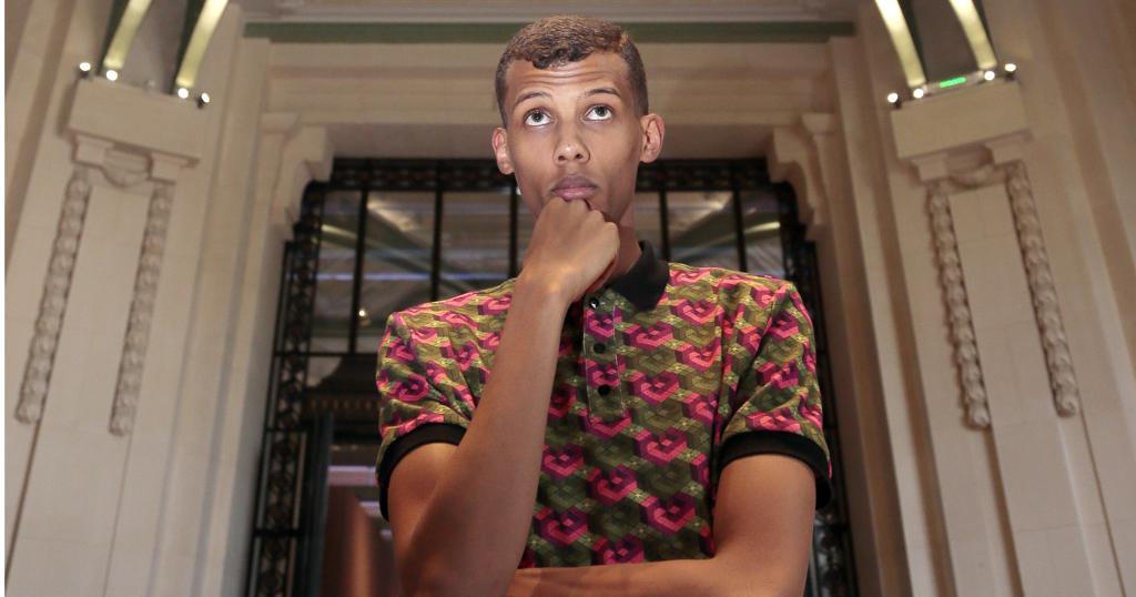 Стромай папа перевод. Stromae 22. Стромае Санте. Стромай и его девушка. Стромае дурдом.