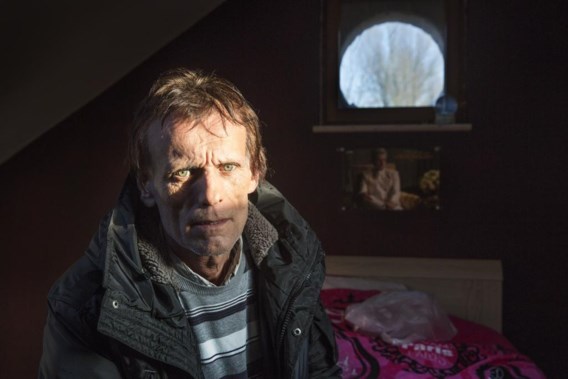 Vader Helmut Ulin in het huis waar het drama zich afspeelde.