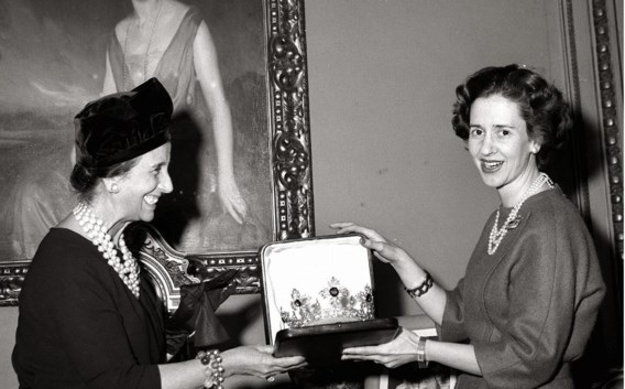 Franco’s vrouw geeft Fabiola een tiara als huwelijksgeschenk.