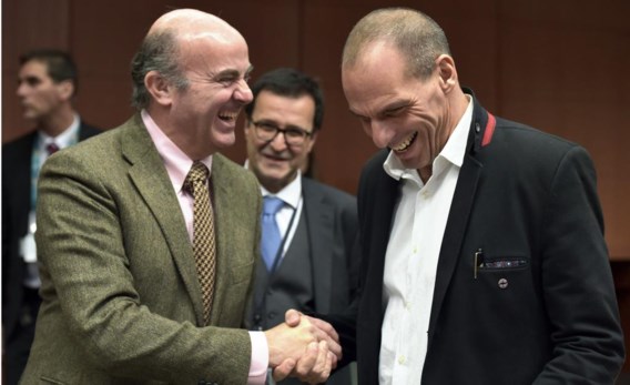 De Spaanse minister van Financiën Luis De Guindos (l.) schudt de hand van zijn Griekse collega Yanis Varoufakis bij aanvang van de vergadering van de eurogroep.