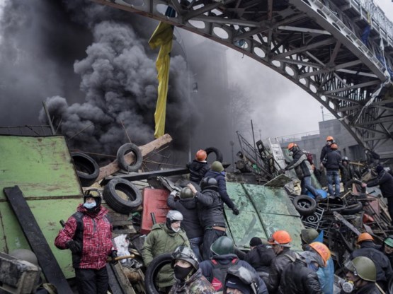 20 februari 2014: betogers bemannen de barricaden op Maidan in Kiev. 