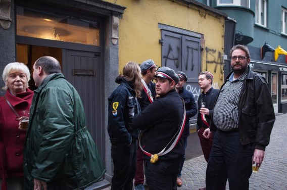 Extreemrechts verzamelt een laatste maal voor ‘Het Beest’: ‘Spijtig dat het café sluit. Hier konden we onze frustratie kwijt.’