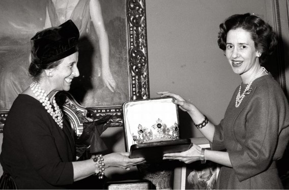 De vrouw van Franco overhandigt Fabiola een huwelijksgeschenk, op 5 december 1960 in Madrid.