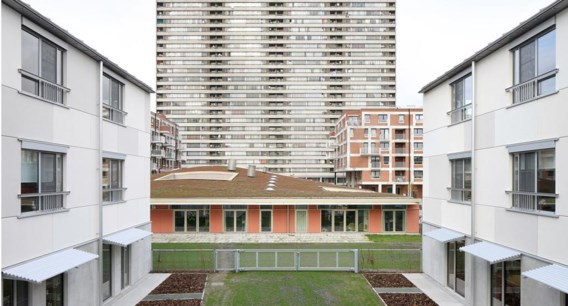 Iglo doorbreekt vrolijk het modernistische sociaal wonen op Linkeroever.