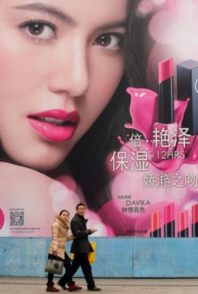 Reclame voor westerse luxegoederen in een winkelstraat in Shanghai.